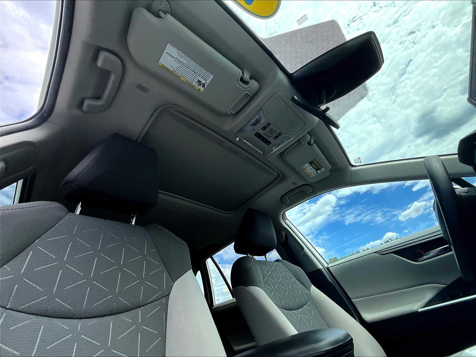 2023 Toyota RAV4 XLE photo 22