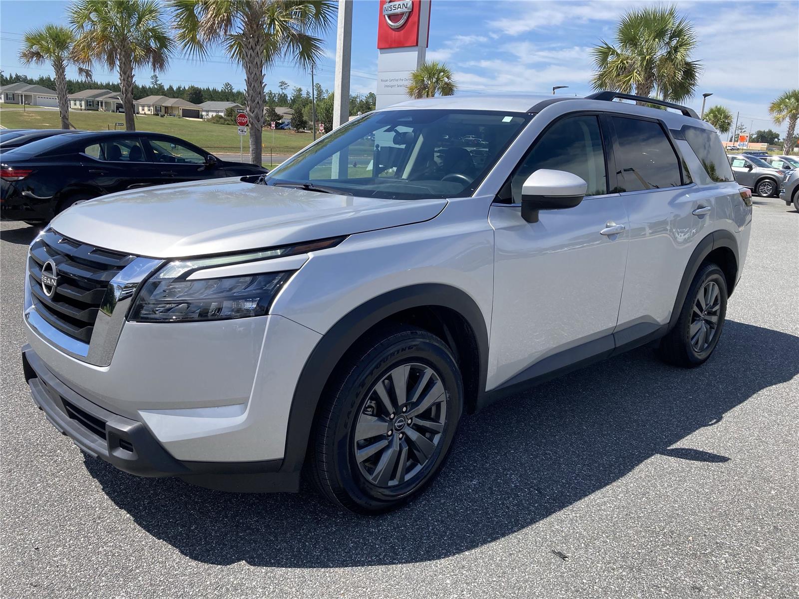 2024 Nissan Pathfinder LE photo 2
