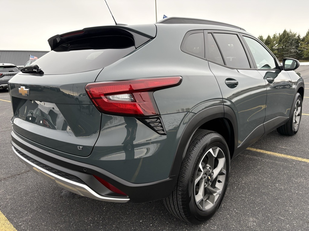 2025 Chevrolet Trax LT photo 4