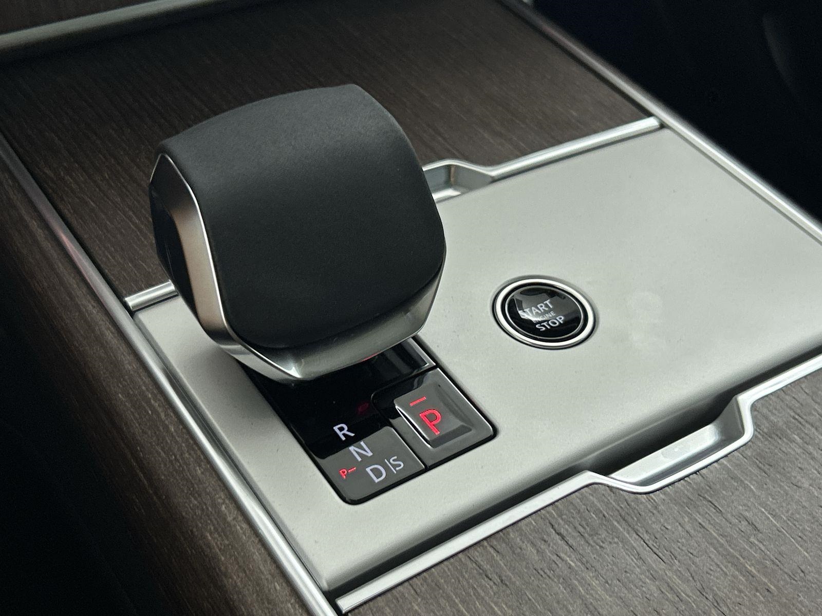2025 Land Rover Range Rover SE photo 15