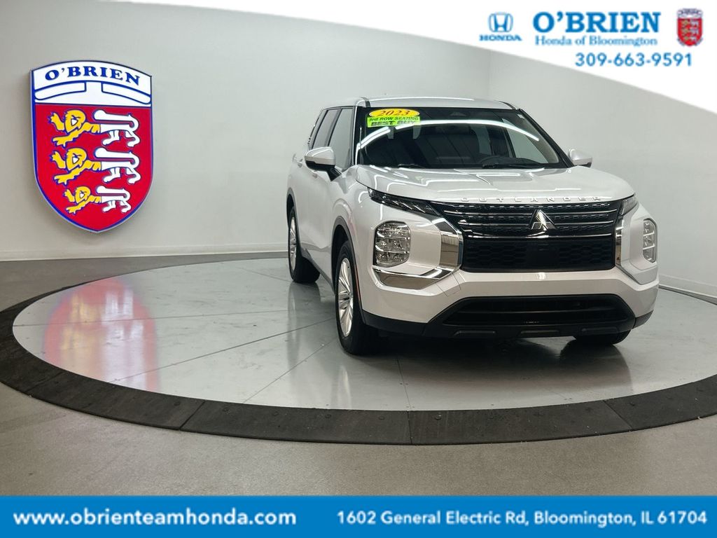 2023 Mitsubishi Outlander ES's photo