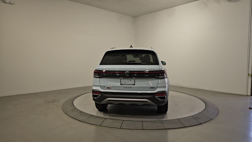 2025 Volkswagen Taos SE photo 4