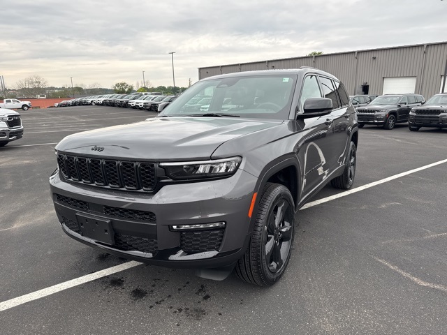 2025 Jeep Grand Cherokee Limited photo 3