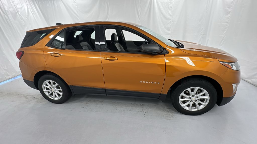 2018 Chevrolet Equinox LS photo 2