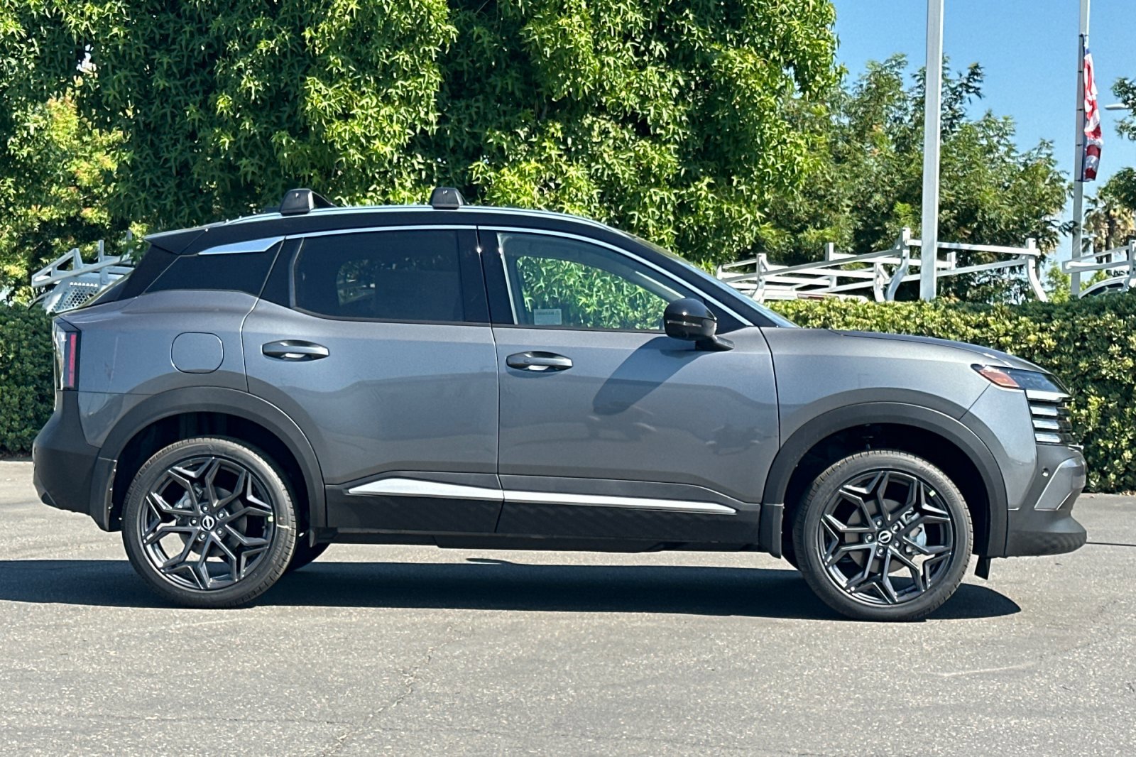 2025 Nissan Kicks SR photo 3