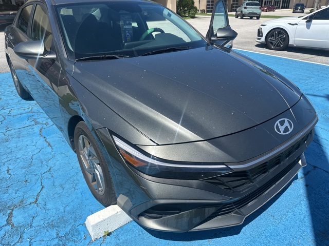 2024 Hyundai Elantra SEL photo 3