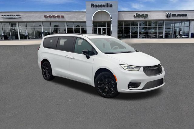 2026 Chrysler Pacifica Limited's photo