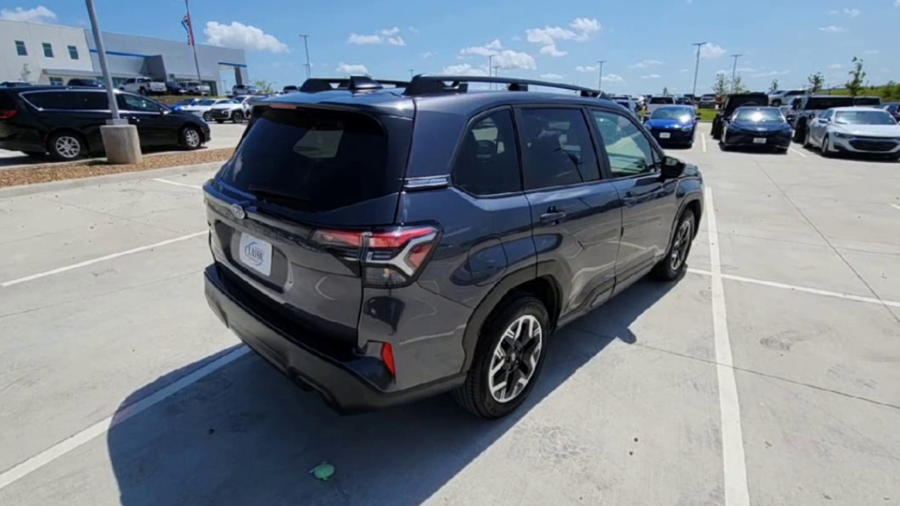 2025 Subaru Forester Premium photo 32