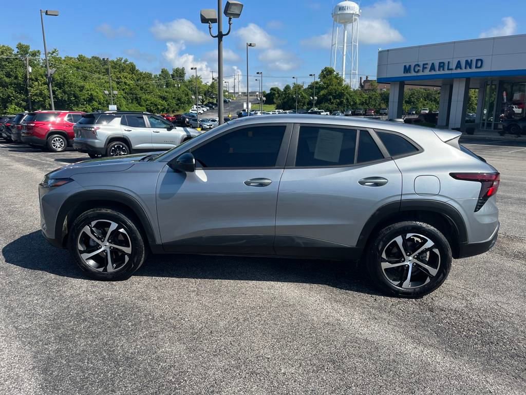 2025 Chevrolet Trax photo 2