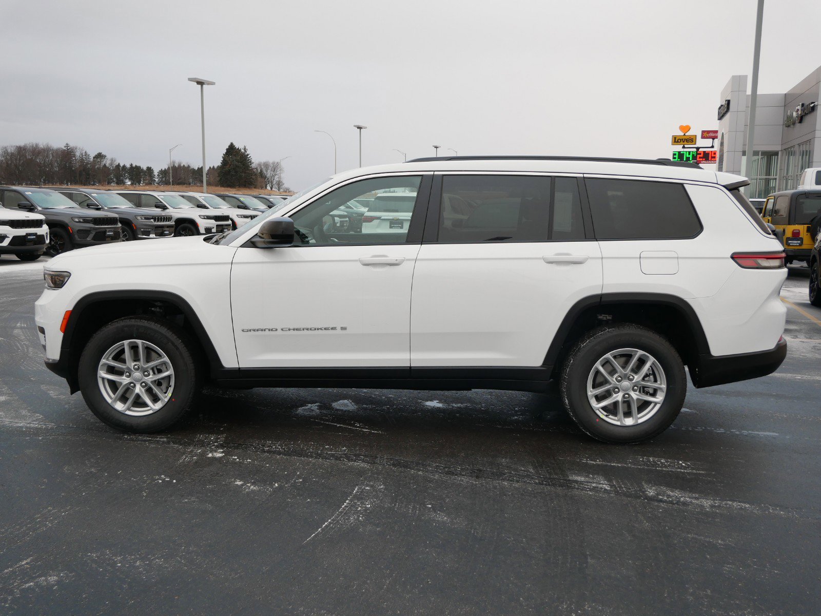 2025 Jeep Grand Cherokee Laredo photo 3