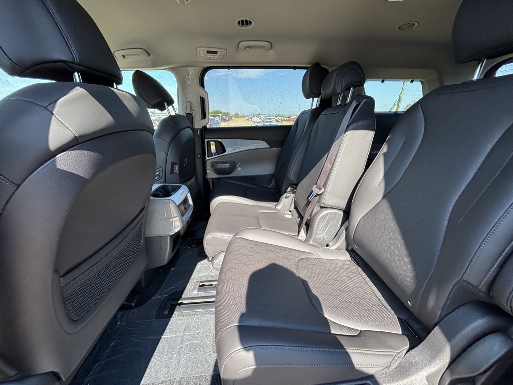 2026 Kia Carnival EX photo 13