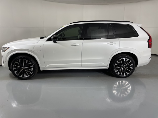 2026 Volvo XC90 T8 photo 4