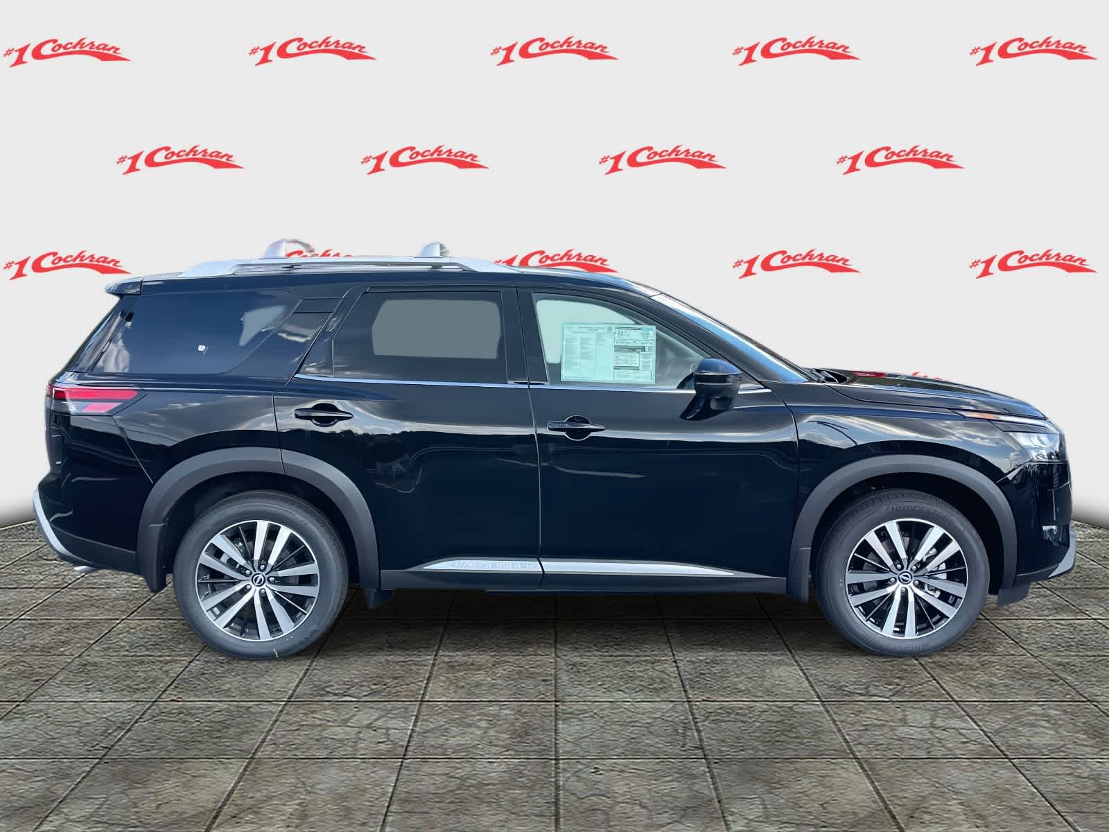 2025 Nissan Pathfinder Platinum photo 2