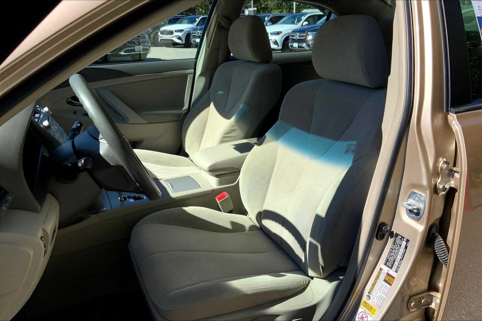 2010 Toyota Camry LE photo 8