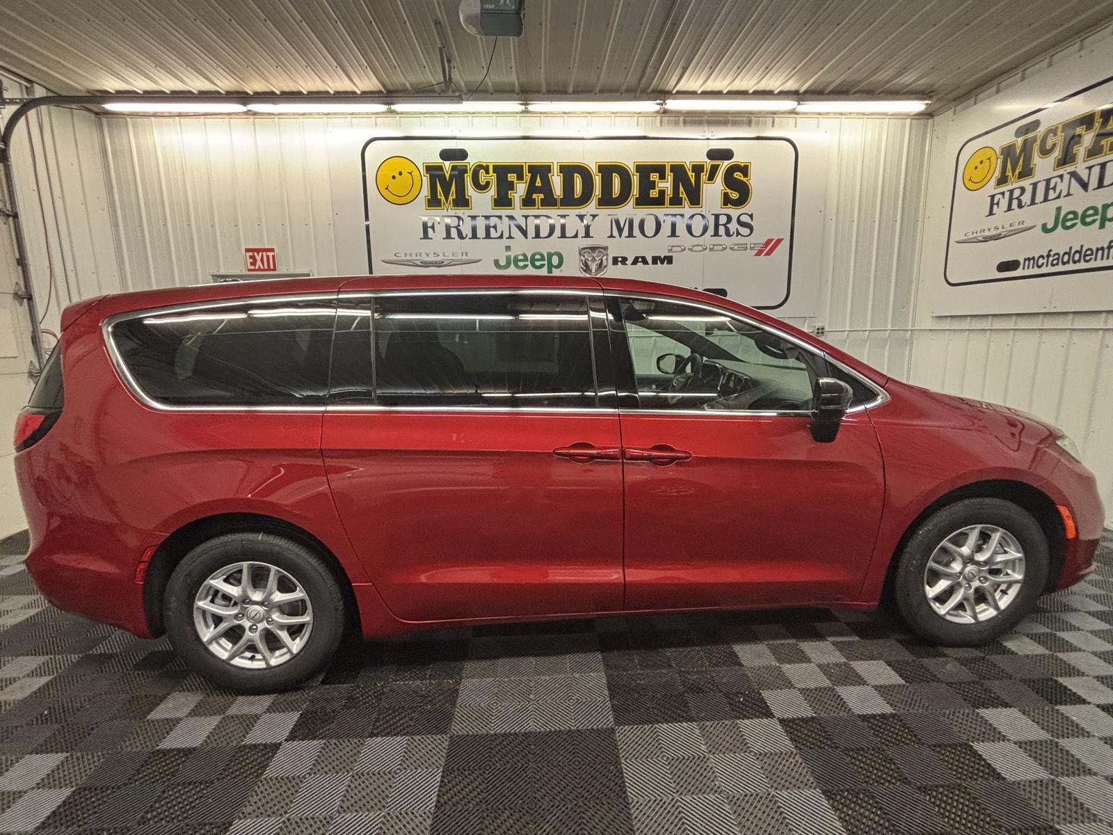 2026 Chrysler Pacifica Select's photo