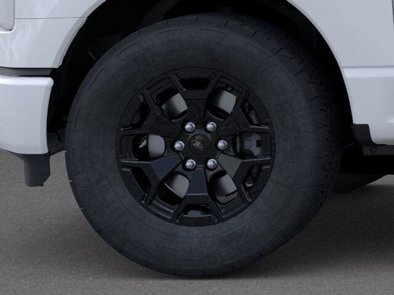 2025 Ford F-150 Lightning XLT photo 17