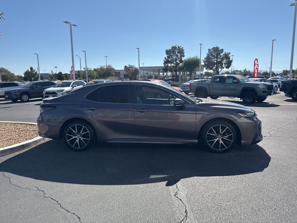 2022 Toyota Camry SE photo 5