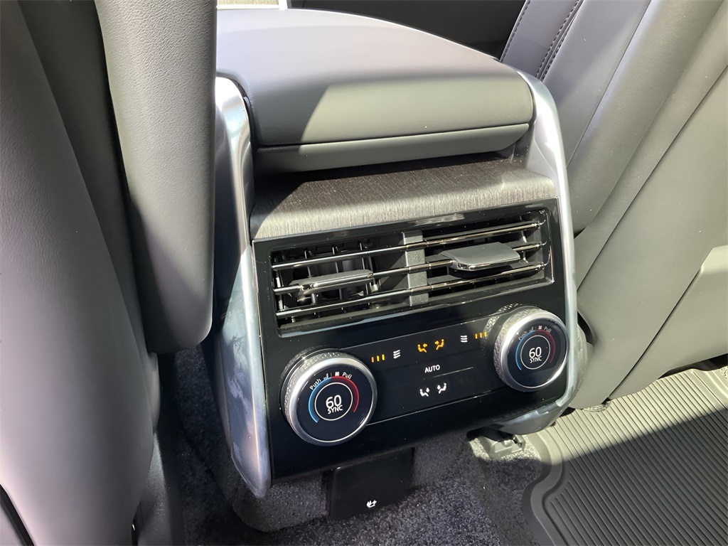 2025 Land Rover Range Rover SE photo 18