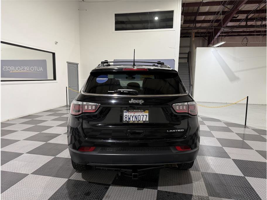 Used 2019 Diamond Black Crystal Pearlcoat Jeep Limited image 3