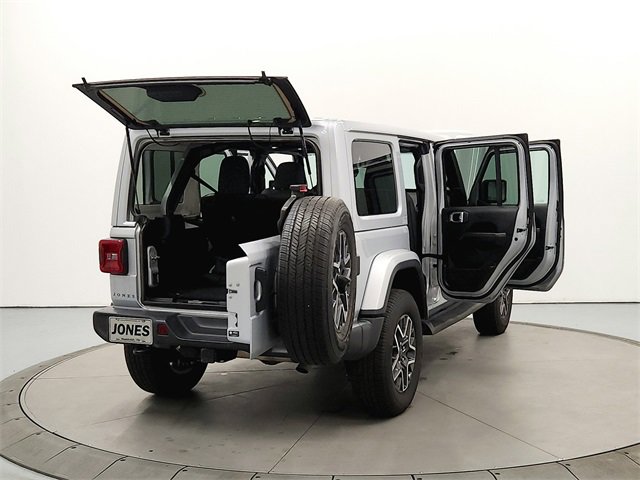 2024 Jeep Wrangler Sahara photo 13