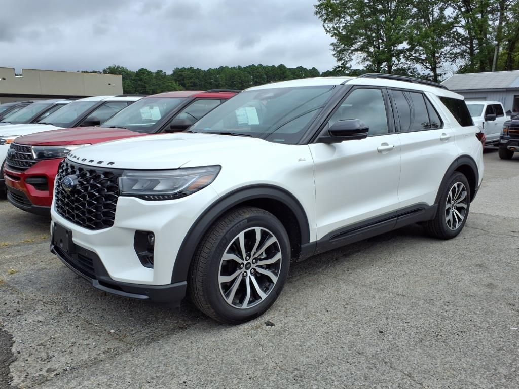 2025 Ford Explorer ST-LINE's photo