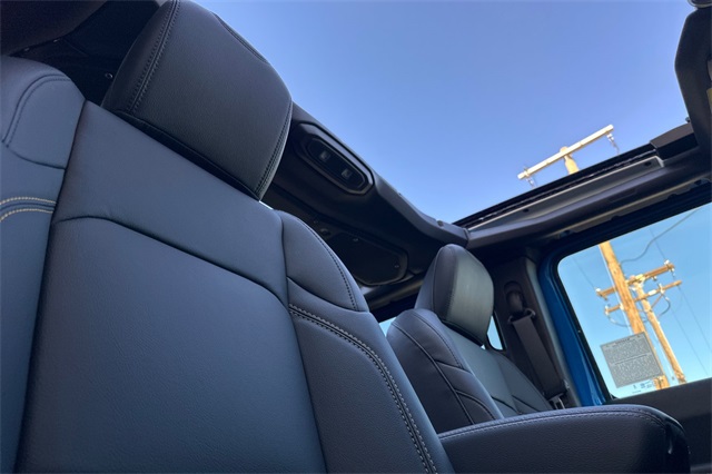 2025 Jeep Wrangler Sahara photo 15