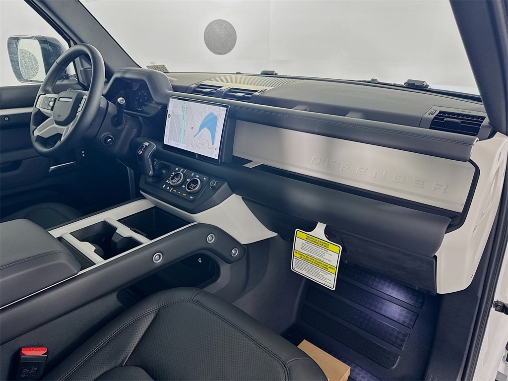 2025 Land Rover Defender 110 S photo 27