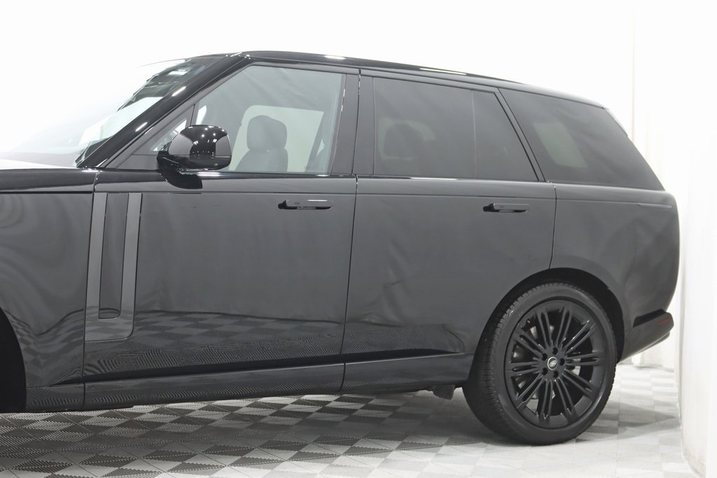 2023 Land Rover Range Rover SE photo 3
