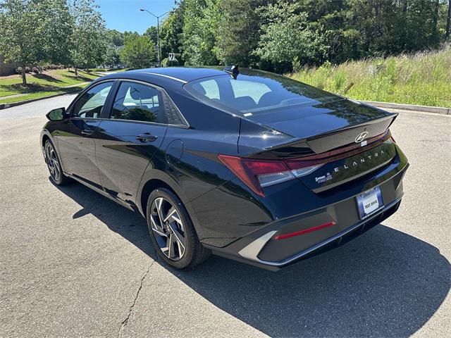 2025 Hyundai Elantra SEL Sport photo 3
