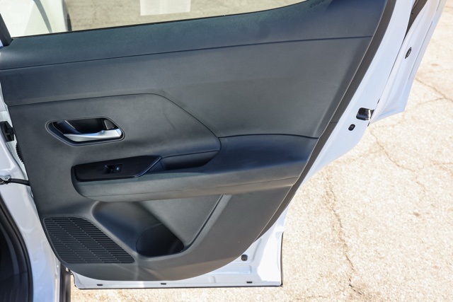 2025 Nissan Kicks SV photo 16