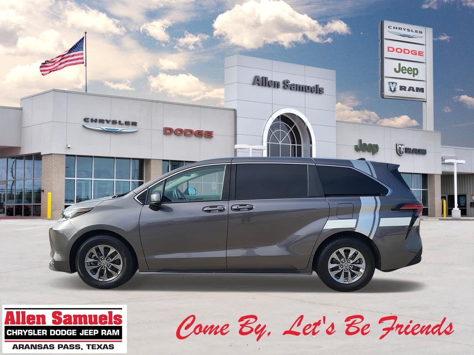 2022 Toyota Sienna LE's photo