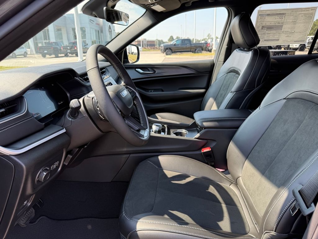 2025 Jeep Grand Cherokee Altitude photo 9