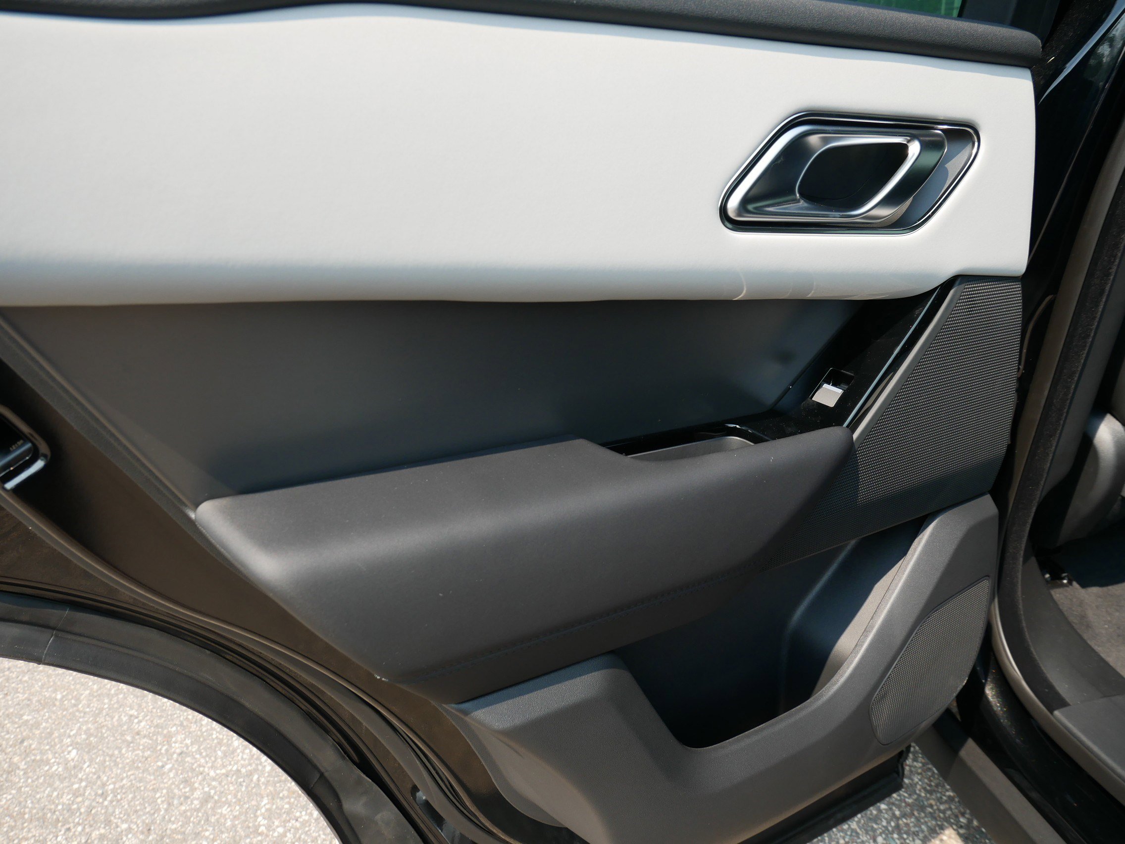2026 Land Rover Range Rover Velar S photo 7