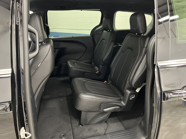 2026 Chrysler Pacifica photo 5