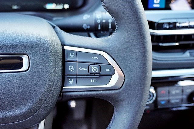 New 2025 Silver Zynith Metallic Clear-Coat Exterior Paint Jeep Limited image 40