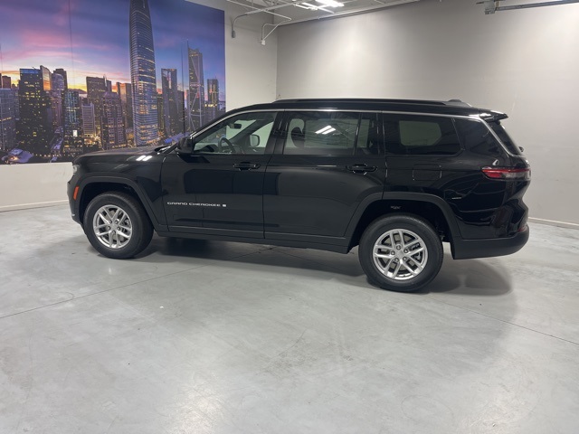 2025 Jeep Grand Cherokee Laredo photo 3