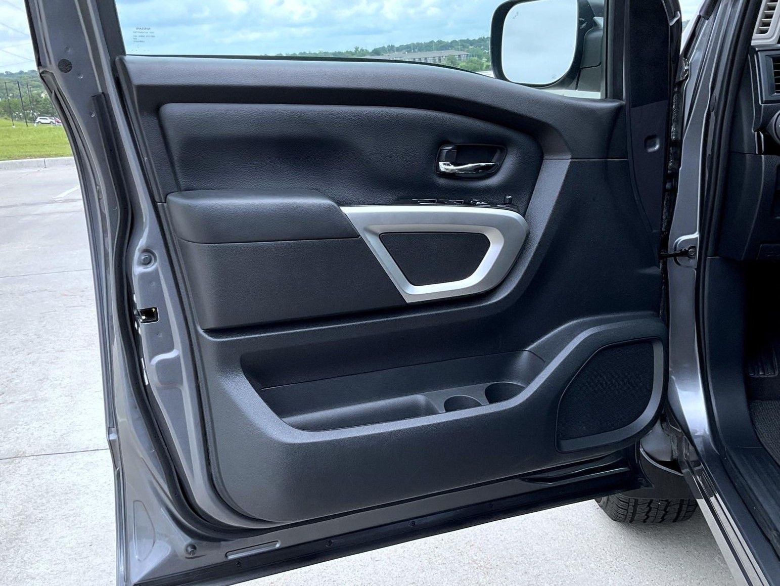 2024 Nissan Titan SV photo 9