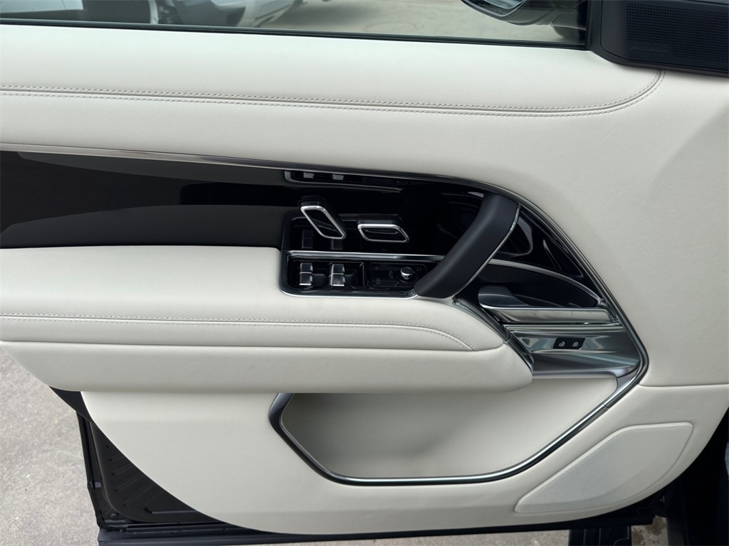 2025 Land Rover Range Rover SE photo 15