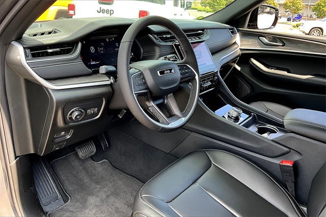 2025 Jeep Grand Cherokee Limited photo 3