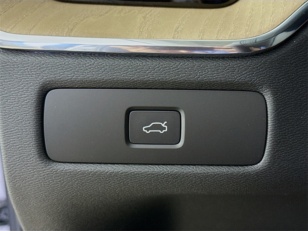 2026 Volvo XC60 B5 Plus photo 10