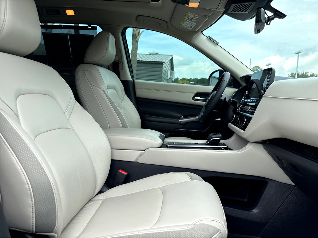 2023 Nissan Pathfinder SL photo 9