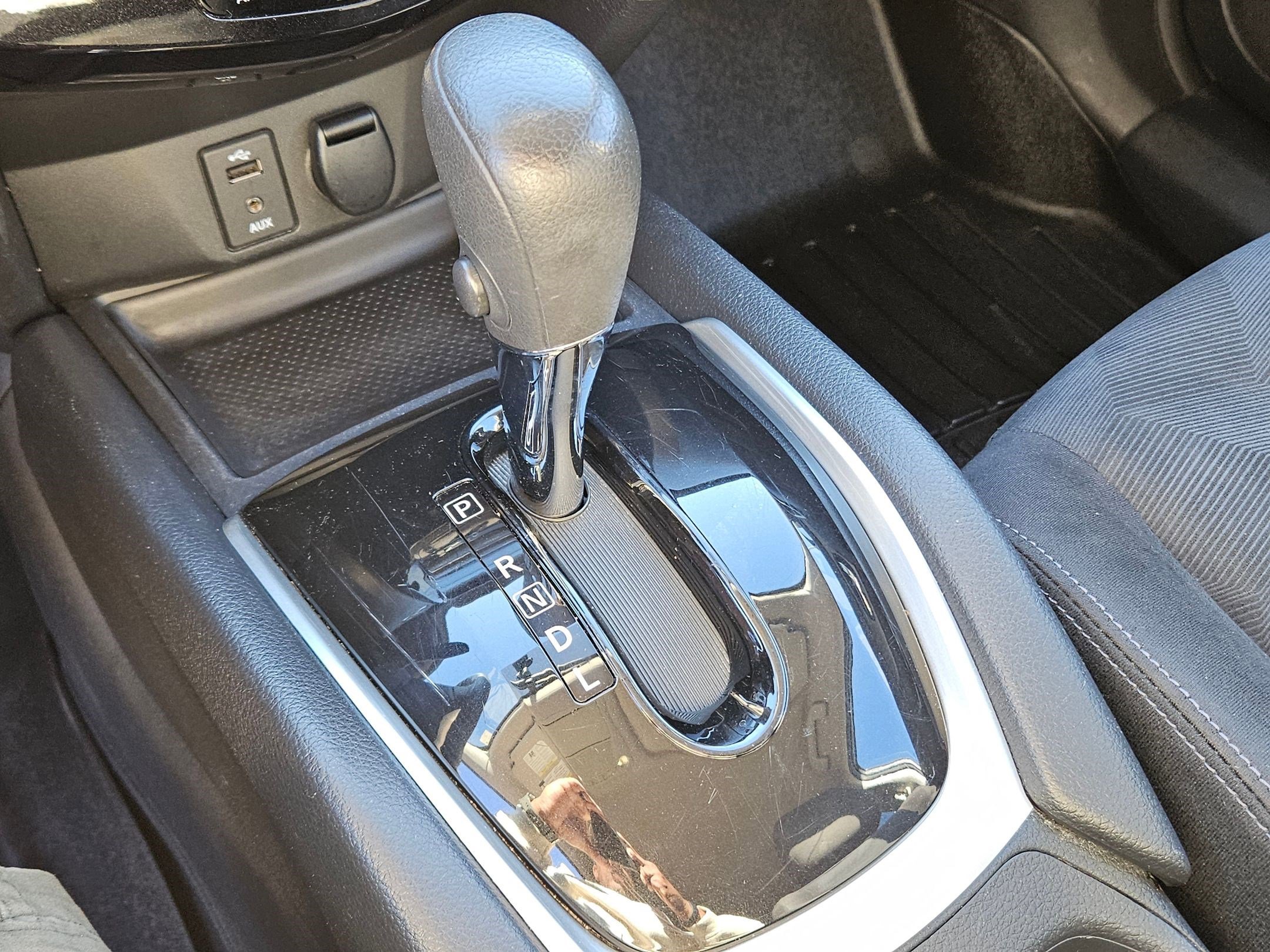 2015 Nissan Rogue SV photo 25