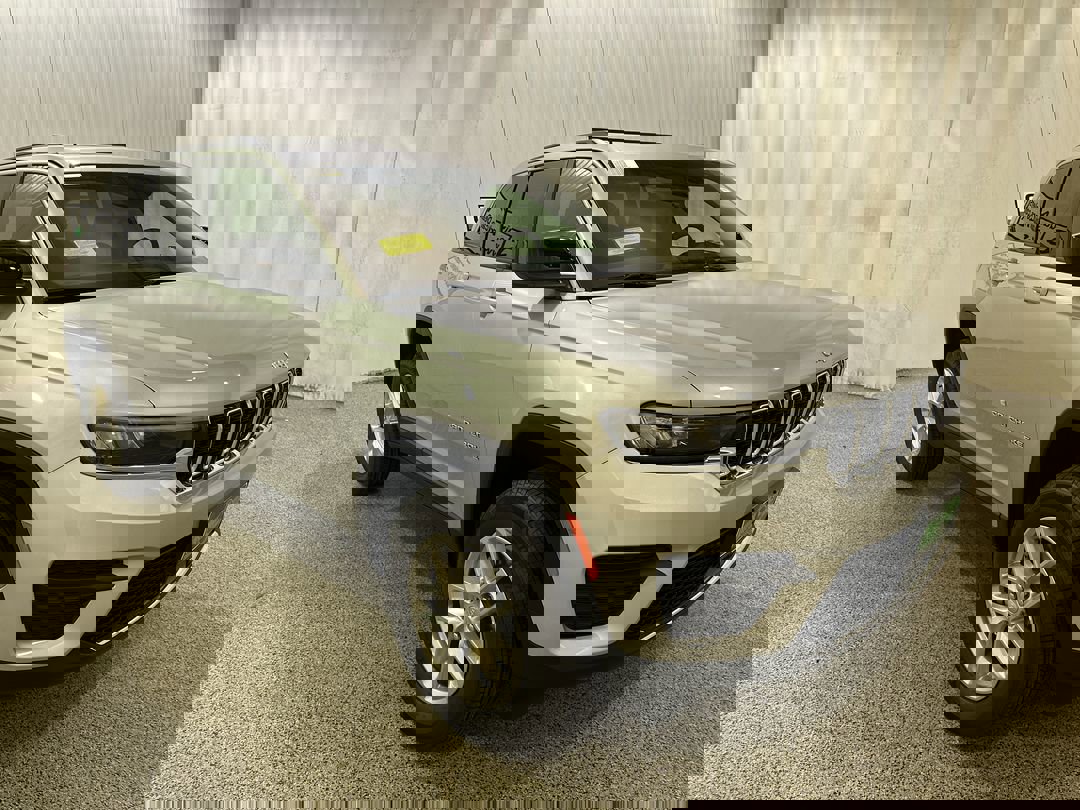 2025 Jeep Grand Cherokee Laredo's photo