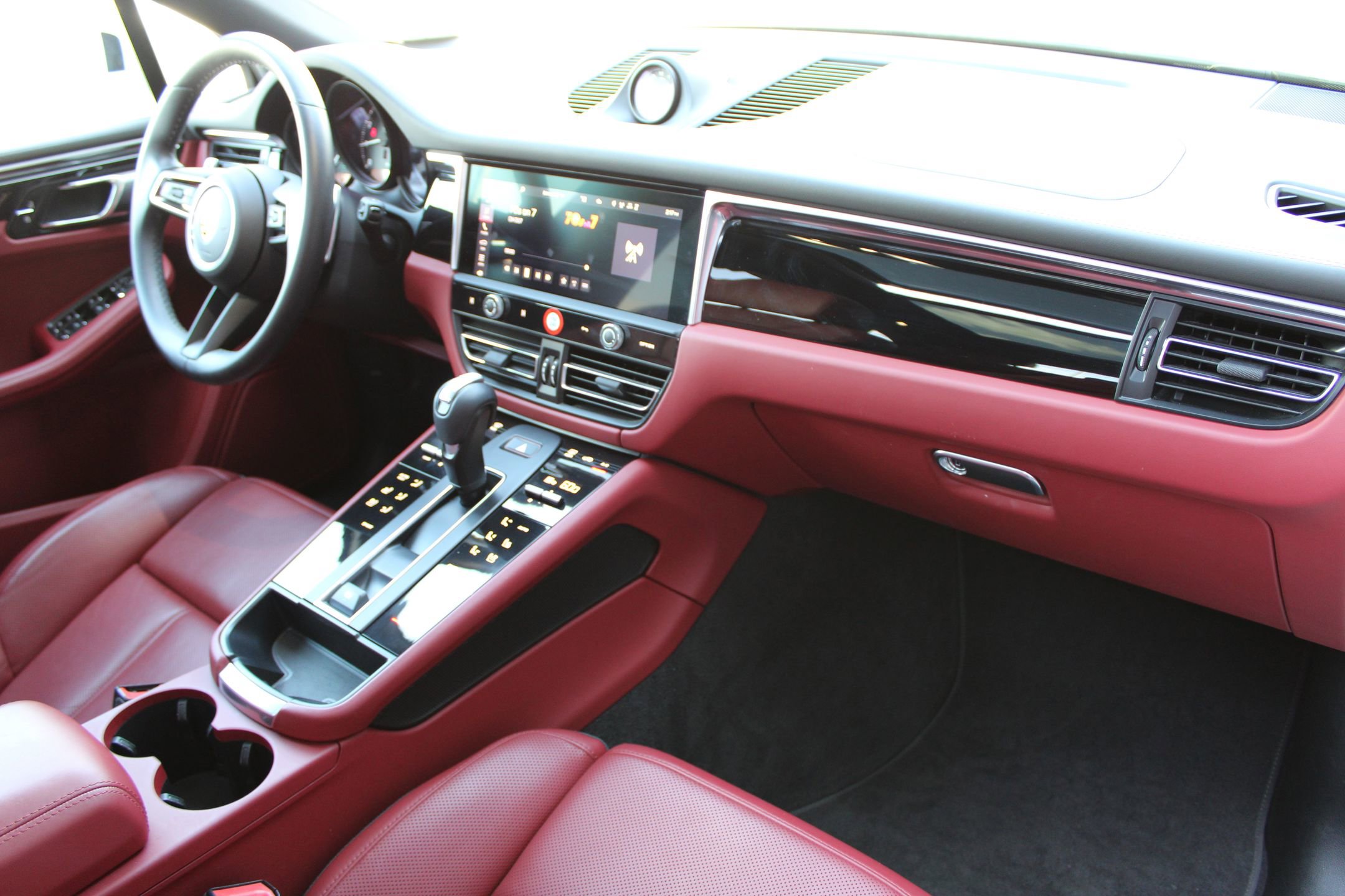 2023 Porsche Macan T photo 25