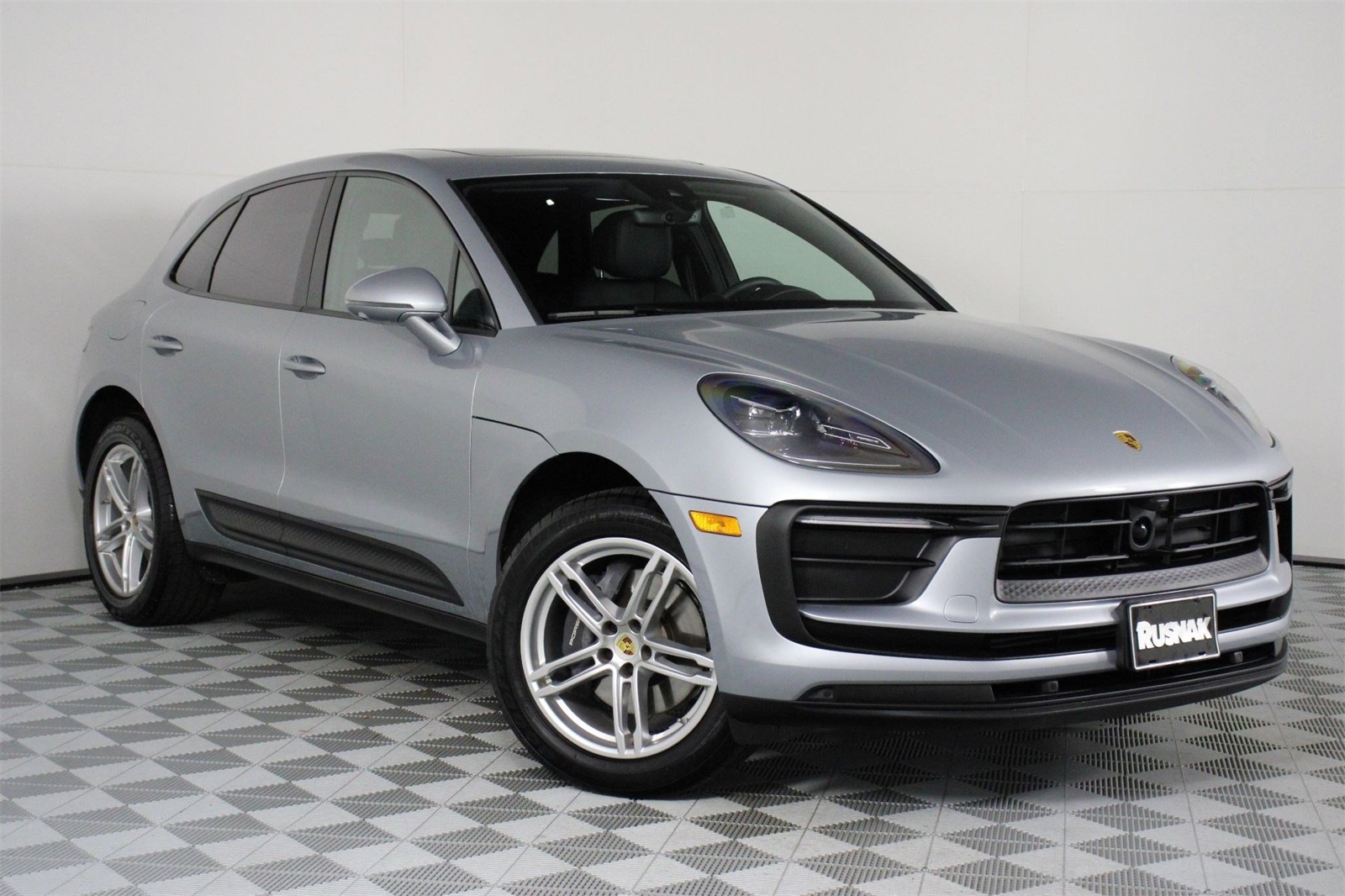 2025 Porsche Macan photo 9