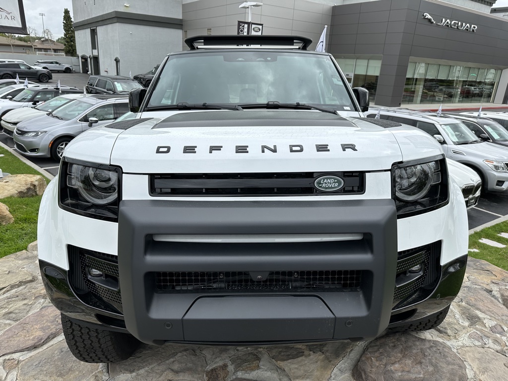 Used 2023 White Land Rover X-Dynamic SE image 2