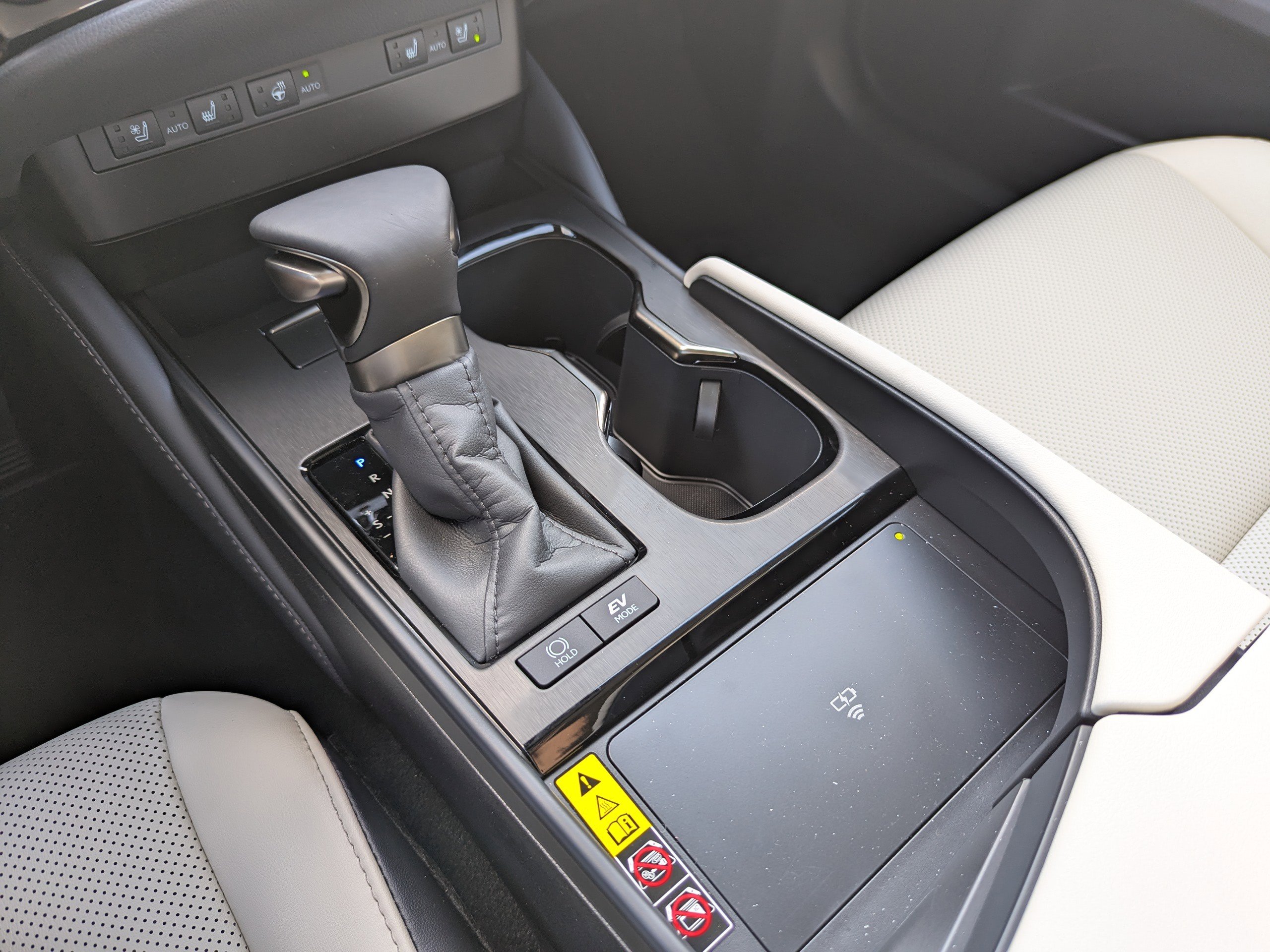 2025 Lexus ES 300h photo 26