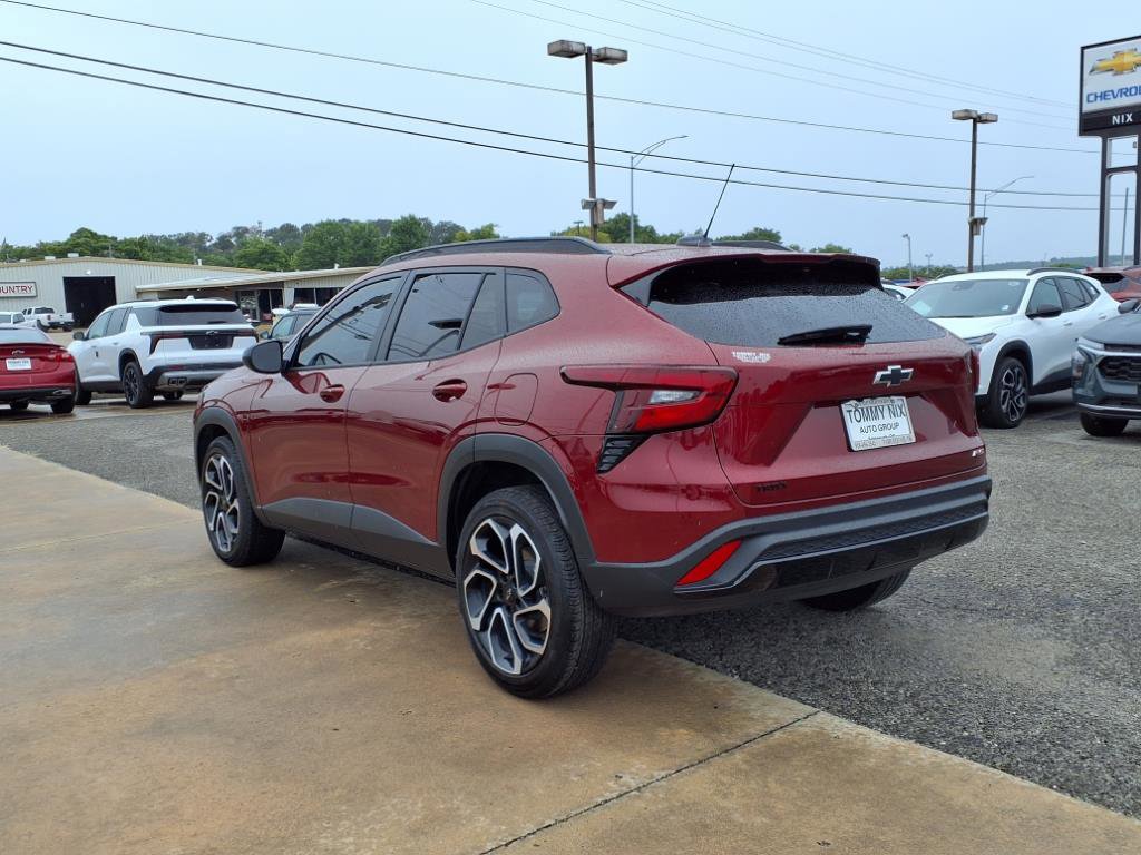 2025 Chevrolet Trax photo 2