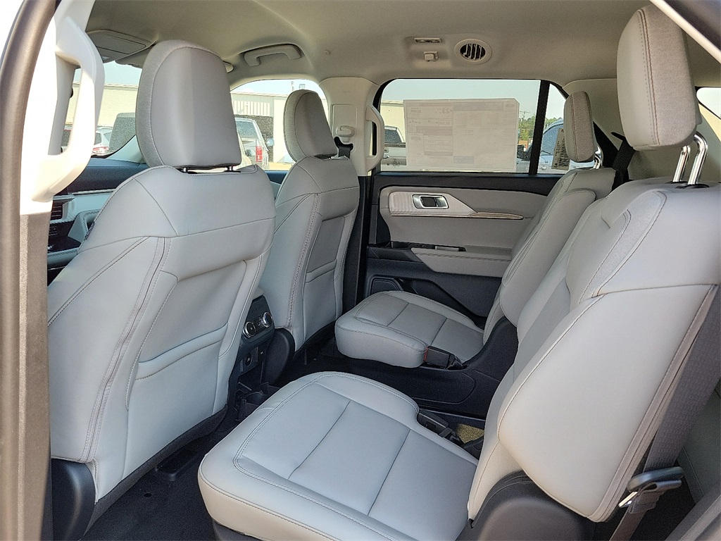 2025 Ford Explorer photo 9