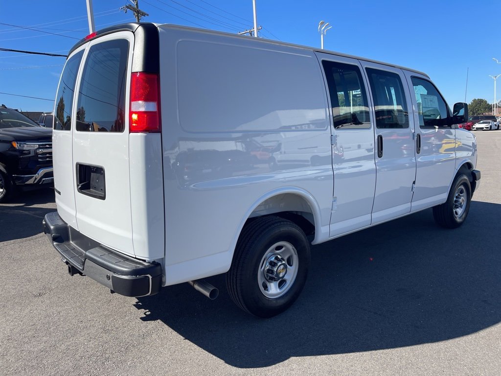 2025 Chevrolet Express 2500 Work Van photo 4